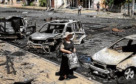 Vehículos destrozados por drones rusos en las calles de la ciudad ucraniana de Druzhkivka.