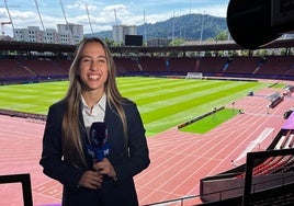 Alicia Arévalo posa antes de narrar un partido.