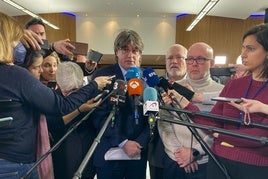 El expresidente catalán Carles Puigdemont y su abogado Gonzalo Boye ) declaran ante la prensa sobre la sentencia del Tribunal de Justicia de la Unión Europea en Bruselas