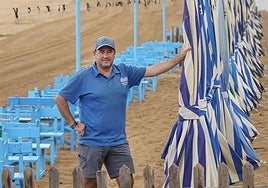 Iñigo Gartzia, con sus toldos en Zarautz.