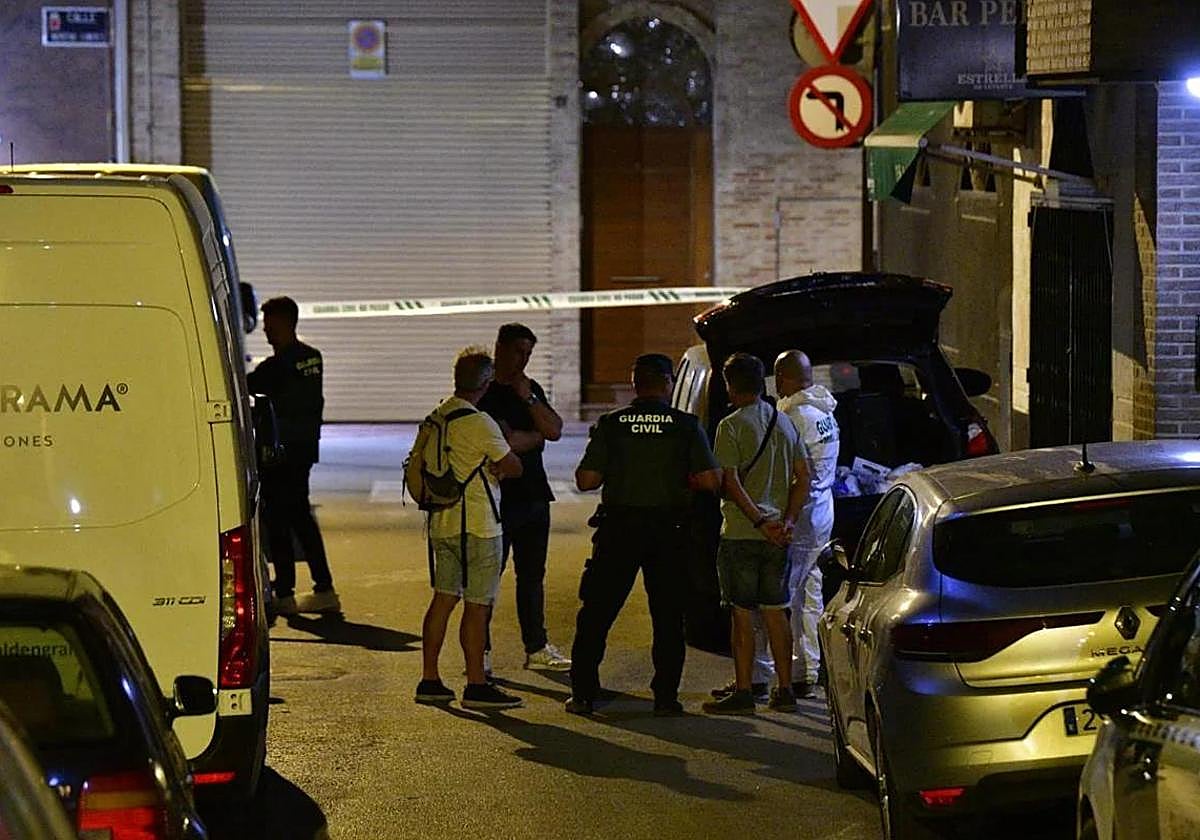 Agentes de la Guardia Civil, en la calle donde se encontró el cadáver.