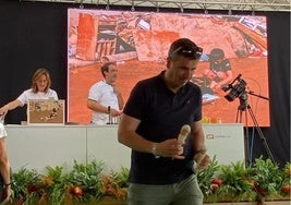 Angelines González y Fernando Sáenz, durante la presentación del helado que se dispone a degustar uno de los asistentes al festival gastronómico Mama; al fondo, imágenes del paisaje arrasado por la dana que inspiran su creacion.