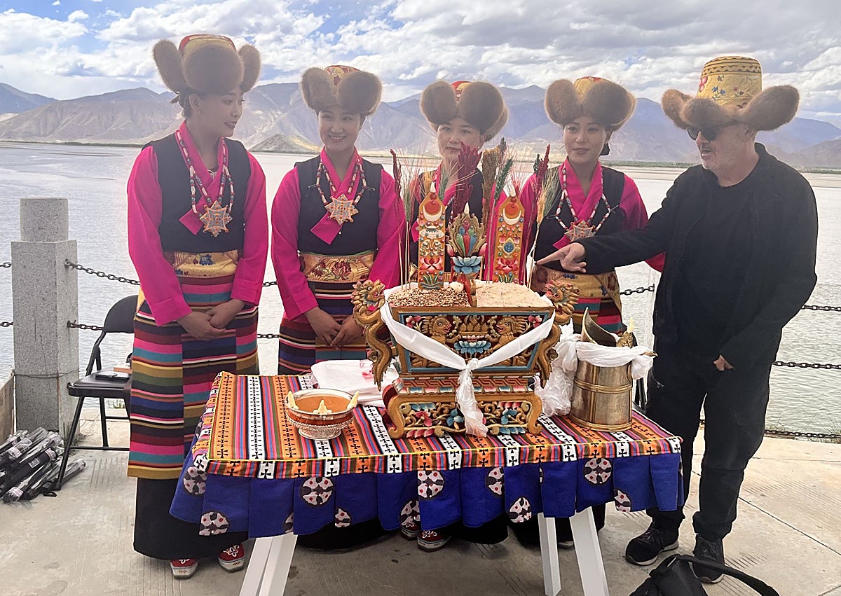 Imagen secundaria 1 - El 'Katha' que se ofrece a los visitantes como símbolo de amistad y gratitud. Agasajo a los turistas ante el lago Yamdrok y dos campesinas ante el glacial de Karol-La, a más de 5.000 metros de altitud.