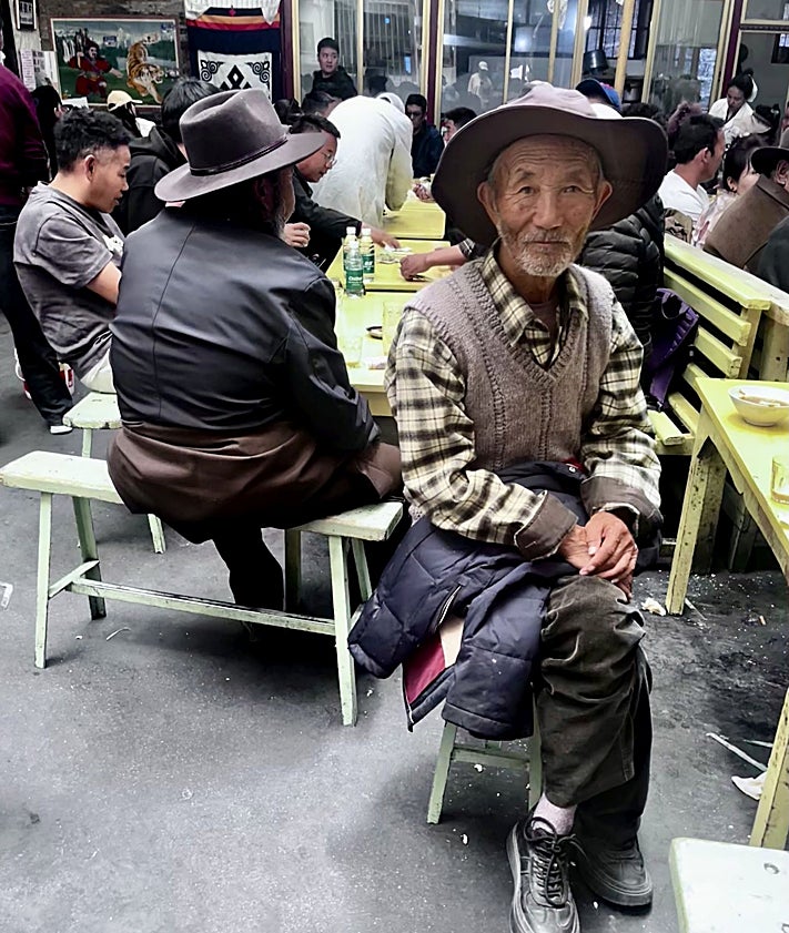 Imagen secundaria 2 - Un campesino en una caballería en la ribera del sagrado lago Yamdrock. Motocarros eléctricos en las calles de Shigatse. Clientes tibetanos en restaurante popular de Lhasa, en el barrio de Barkhor, donde se consume te con 'ghee', matequilla de yak. 