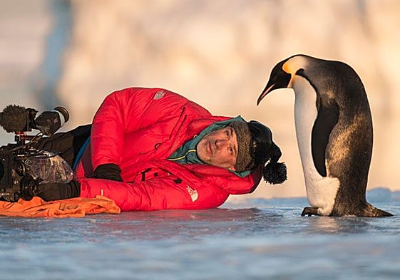 Luc Jacquet interactúa con un pingüino emperador en la Antártida.