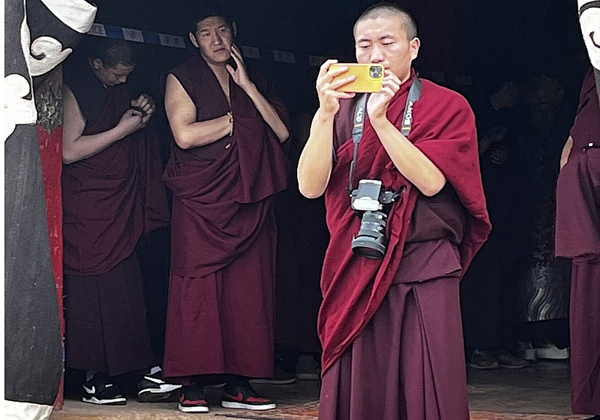 Imagen principal - Monjes tecnificados y con zapatillas 'Nike' en el Monasterio de Gongkar Chö. Un Yak 'customizado' para turistas en el sagrado lago Yamdrok, y una campesina que ofrece fotografiar a su cabrita por 20 yuanes y solo cobra con el QR que pende de su cintura 