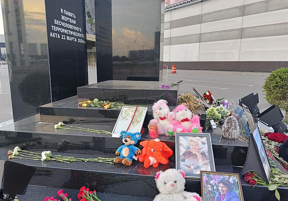 Un homenaje a las víctimas del atentado en las inmediaciones de la sala de conciertos Crocus City Hall.