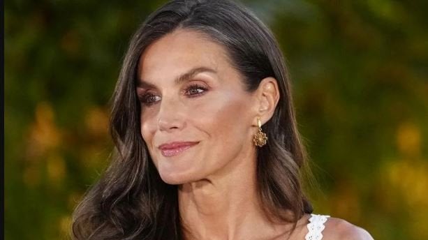 Letizia estrena en Mallorca un vestido ibicenco de tirantes con transparencias y alpargatas de cuña