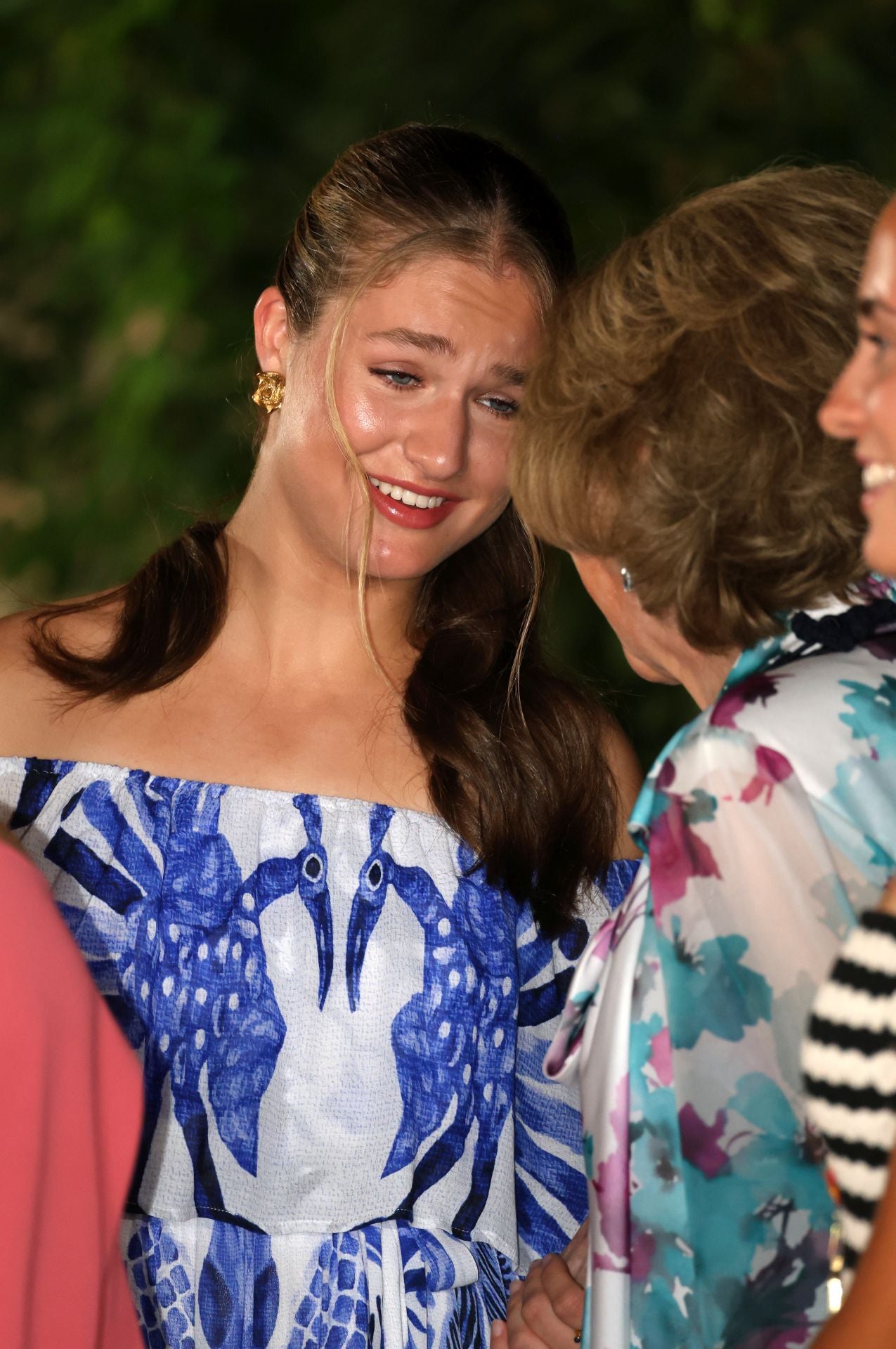 Imagen secundaria 2 - Arriba, el extenista Rafa Nadal espera su turno para saludar a los Reyes mientras lo hacen el exjugador de baloncesto Rudy Fernández y su esposa, la modelo Helen Lindes; debajo, Don Felipe y Doña Letizia conversan poco antes de comenzar la recepción bajo la atenta mirada de la princesa; por último, Leonor en un gesto caiñoso con su abuela, la reina emérita Sofía.