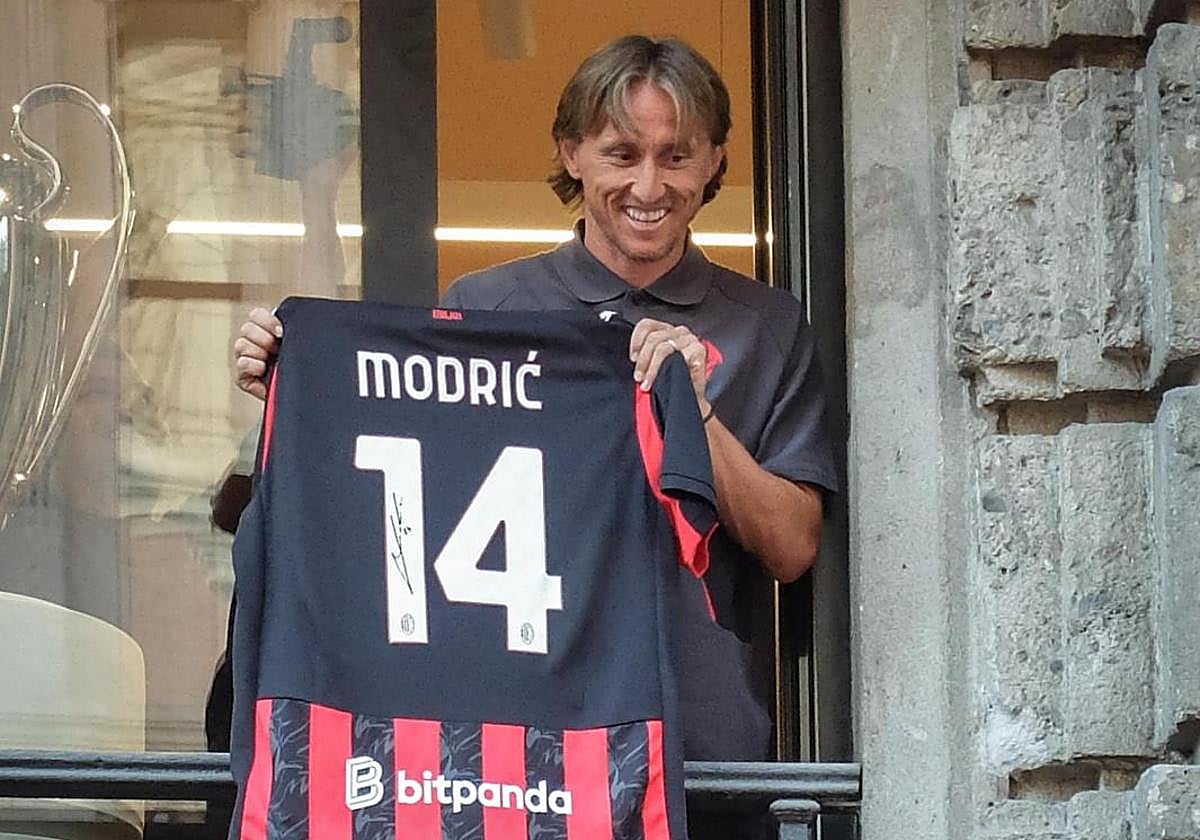 Luka Modric posa con la camiseta del Milan, su nuevo equipo.