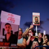 Familiares de rehenes piden su liberación en Tel Aviv.
