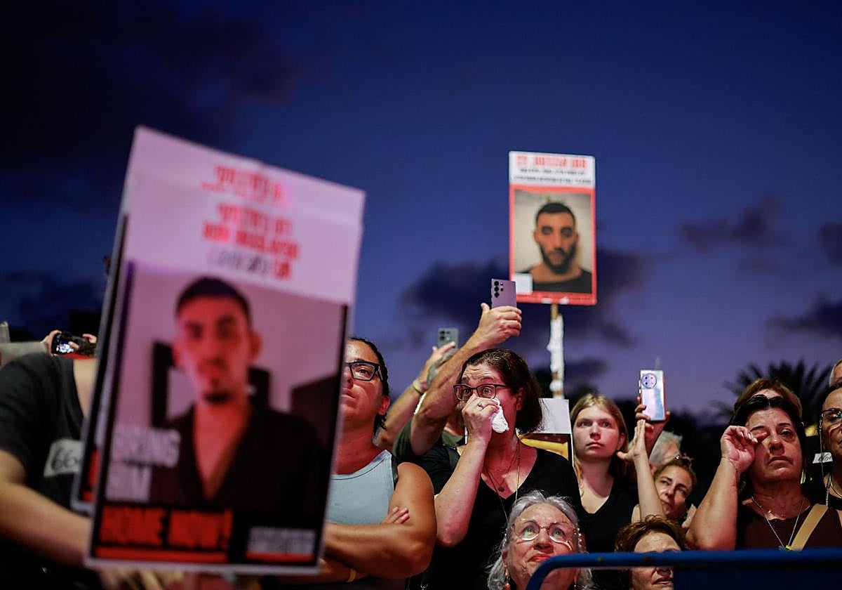 Familiares de rehenes piden su liberación en Tel Aviv.