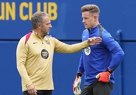 El entrenador del FC Barcelona, Hansi Flick, charla con el portero Marc-André ter Stegen.