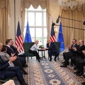La presidenta de la Comisión Europea, Ursula von der Leyen, junto al presidente de Estados Unidos, Donald Trump, en la firma del acuerdo comercial