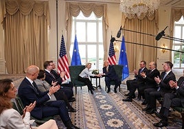 La presidenta de la Comisión Europea, Ursula von der Leyen, junto al presidente de Estados Unidos, Donald Trump, en la firma del acuerdo comercial