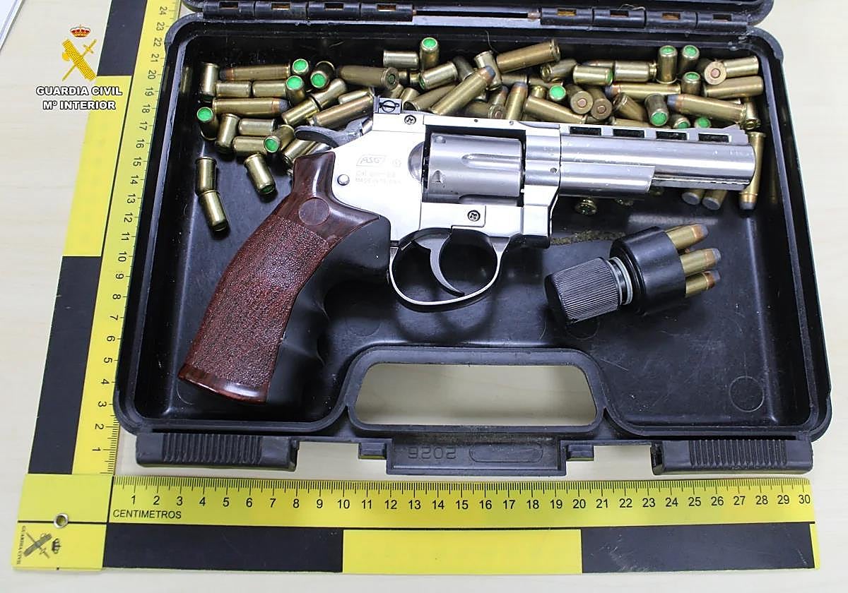 Uno de los revólveres intervenidos por la Guardia Civil al detenido.