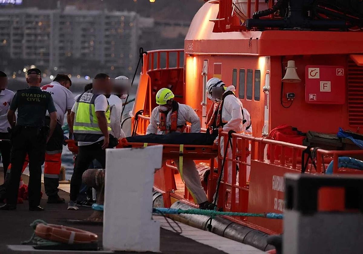 Momento en el que sacaron el cadaver del buque.