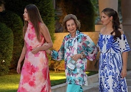 Leonor y Sofía, con la reina emérita en Mallorca.