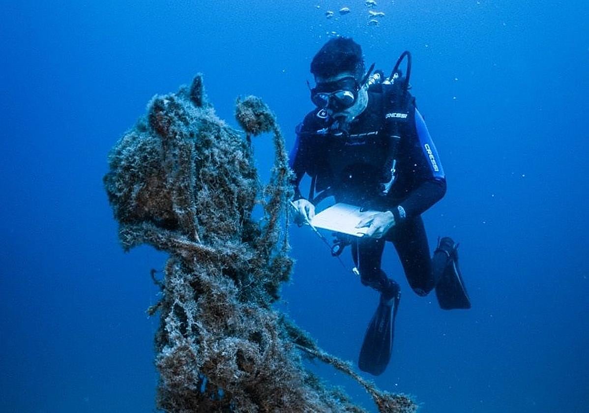Andrea, durante su trabajo bajo el mar.