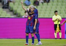 Gavi celebra junto a Lamine Yamal uno de sus dos goles al Daegu.