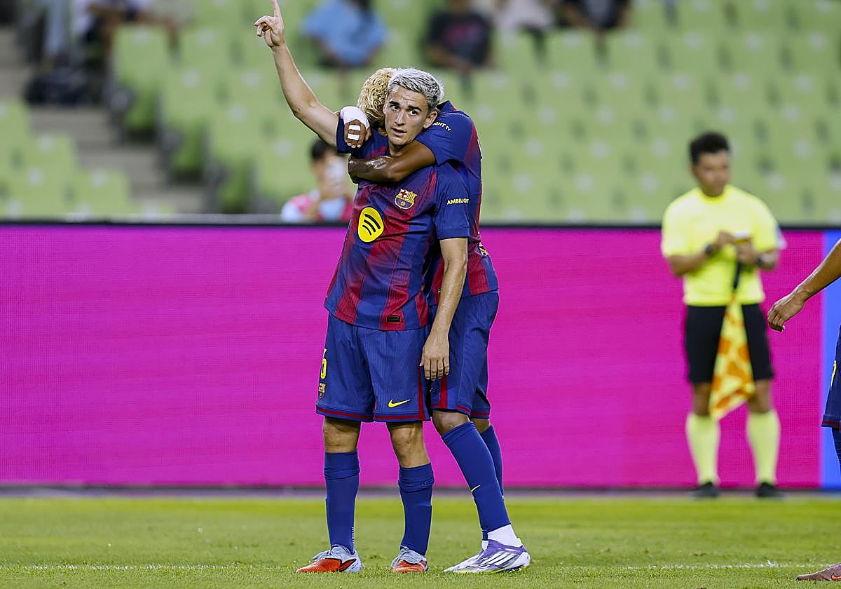 Gavi celebra junto a Lamine Yamal uno de sus dos goles al Daegu.