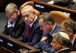 Benjamín Netanyahu, segundo por la izquierda, rodeado de su equipo y socios de Gobierno en el Parlamento de Israel.