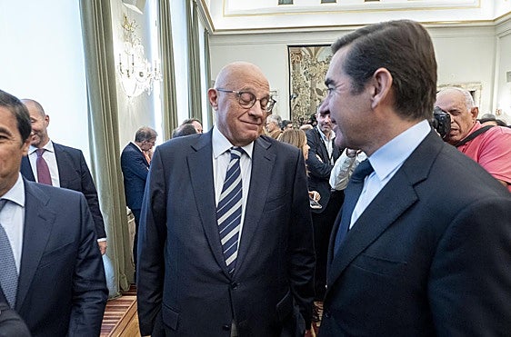 El presidente de BBVA, Carlos Torres, junto al presidente del Sabadell, Josep Oliu.