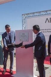 El presidente del Gobierno, Pedro Sánchez, en el comienzo de la construcción de la planta de AESC.
