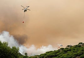Varios helicópteros trabajando en el incendio de Tarifa.