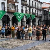 Autoridades y vecinos durante el minuto de silencio en la plaza del Ayuntamiento de Castro..