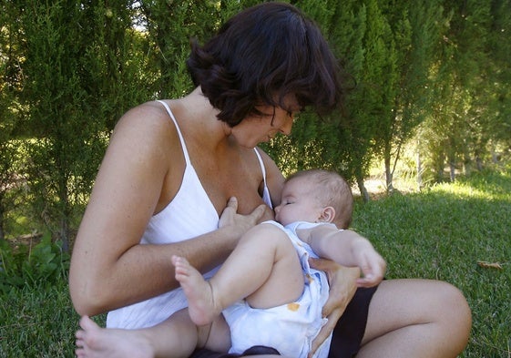 Una madre amamanta a su hijo.