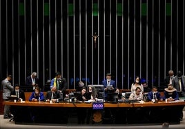 Diputados de la oposición se tapan la boca con cinta adhesiva para protestar contra el arresto domiciliario del expresidente brasileño Jair Bolsonaro.