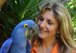 Montse lleva tres décadas entrenando y educando aves.