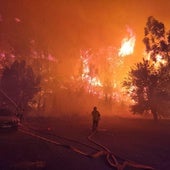 Un bombero lucha contra el fuego en el departamento francés de Aude.