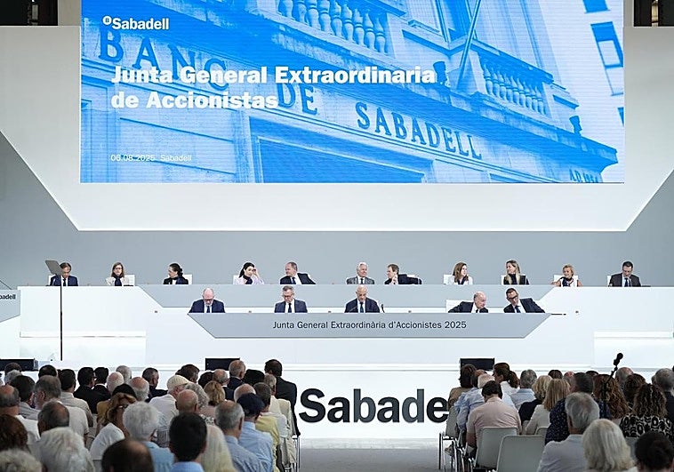Los directivos de Banco Sabadell, en la junta extraordinaria de accionistas celebrada el 6 de agosto.