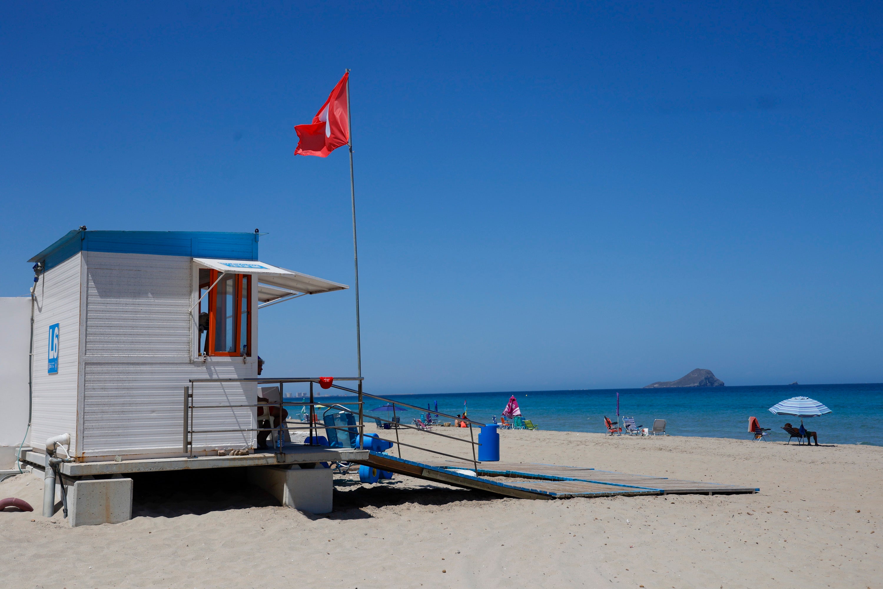 La playa del Pedruchillo, en la Región de Murcia, cerrada al baño por un vertido de aguas fecales.