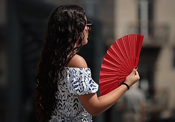 Una mujer abanicándose.