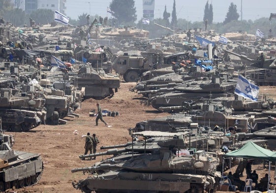 Unidades blindadas del ejército israelí estacionadas en la frontera con Gaza.