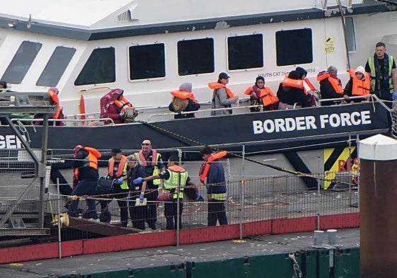 Una patrulla de Fronteras desembarca a los migrantes en Dover.