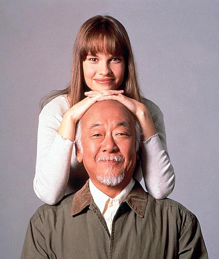 Imagen secundaria 2 - Ralph Macchio y William Zabka en la serie 'Cobra Kai'; Jackie Chan y Jaden Smith en 'The Karate Kid' y Hilary Swank y Pat Morita, en una imagen promocional de 'El nuevo Karate Kid'.