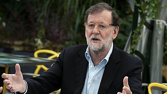 Rajoy sale en defensa de Montoro: «Deberíamos ser todos un poco más prudentes»