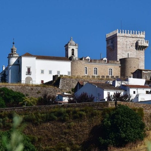 Está muy cerca de España y es ideal para una escapada veraniega: esta ciudad blanca es de las más bonitas de Portugal