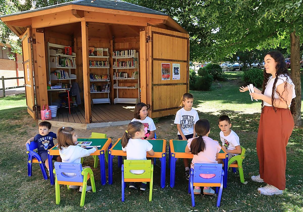 Eva Mónica, con un grupo de niños en la caseta donde trabaja.