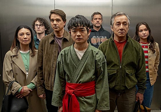 De izquierda a derecha, Ming-Na Wen, Wyatt Oleff, Ralph Macchio, Ben Wang, Joshua Jackson, Jackie Chan y Sadie Stanley.