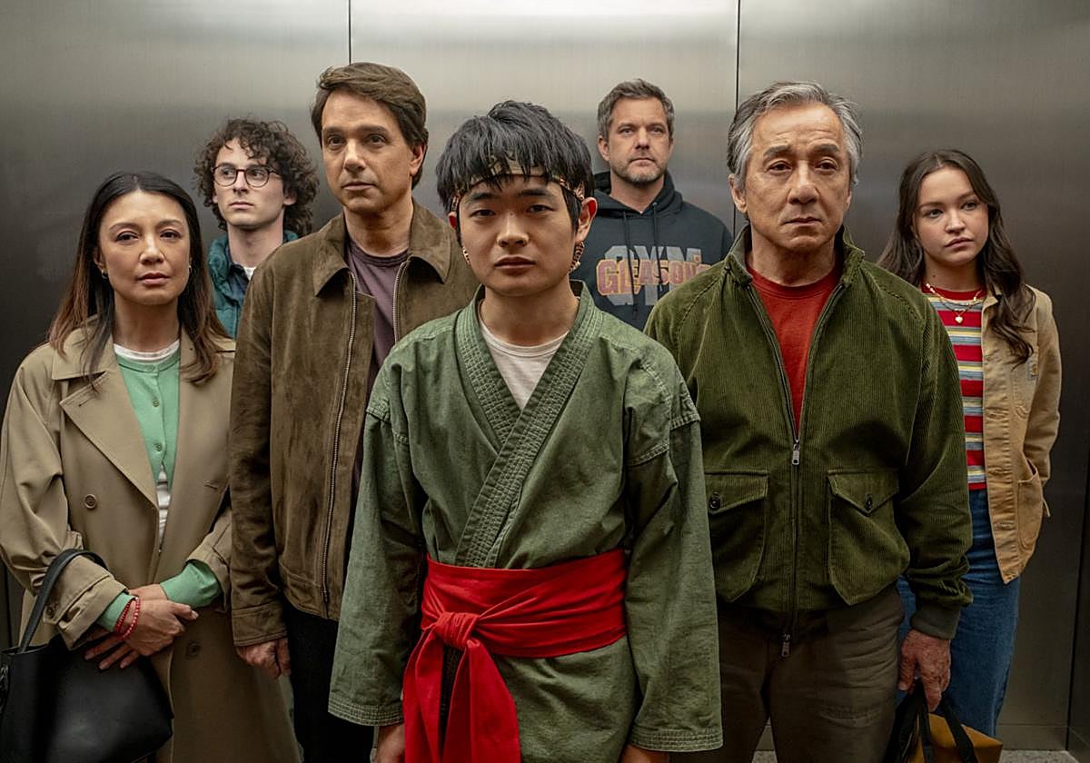 De izquierda a derecha, Ming-Na Wen, Wyatt Oleff, Ralph Macchio, Ben Wang, Joshua Jackson, Jackie Chan y Sadie Stanley.