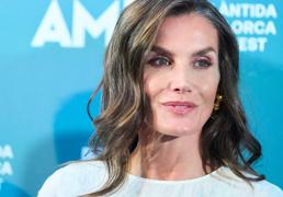 Descubierto el pintalabios que usa la reina Letizia: una barra de labios con ácido hialurónico y color natural