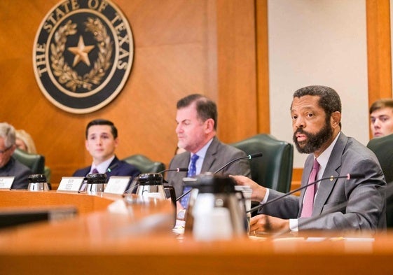 Borris Miles, senador demócrata por Texas, interviene ante un comité especial por el nuevo mapa electoral.