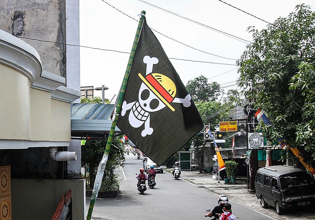 La bandera pirata de la tripulación de los Sombreros de Paja, perteneciente al anime One Piece, en un balcón de Indonesia.