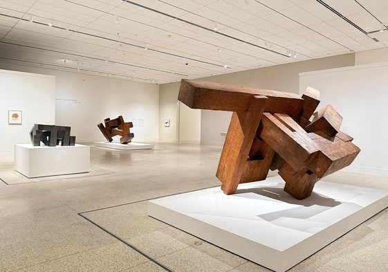 A la derecha, 'Abesti gogorra III' y al fondo, 'Abesti gogorra I' y 'Iru burni I', en el museo de San Diego