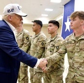 Trump saluda a soldados estadounidenses.